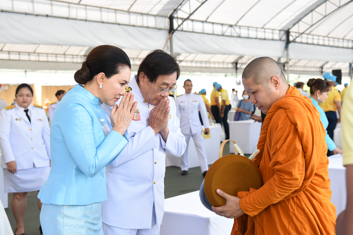 พิธีเจริญพระพุทธมนต์และทำบุญตักบาตรถวายพระราชกุศล
