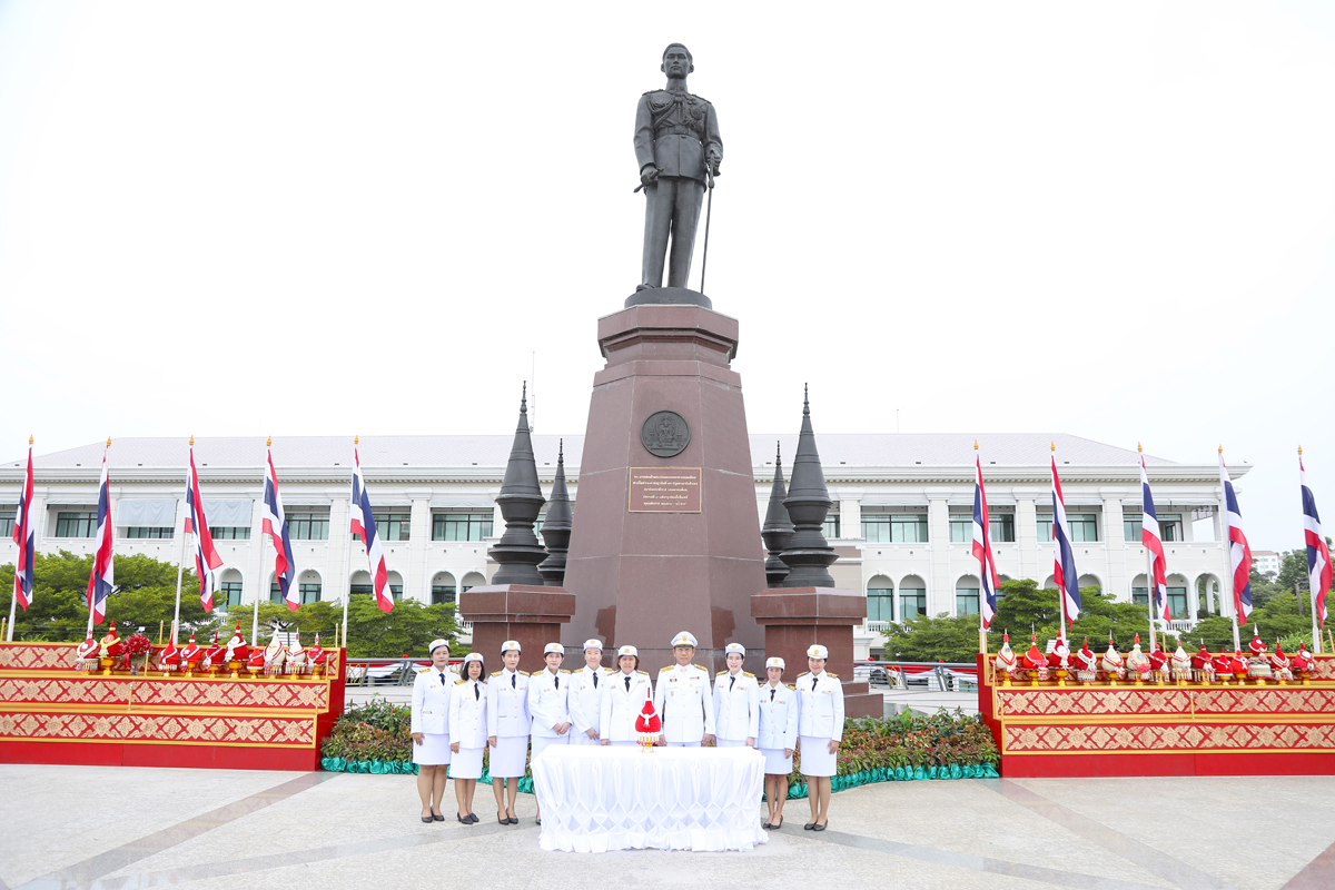 พิธีวางพุ่มดอกไม้ถวายราชสักการะพระบรมราชานุสาสรีย์พระบาทสมเด็จพระปรเมนทรมหาอานันทมหิดล พระอัฐมรามาธิบดินทร