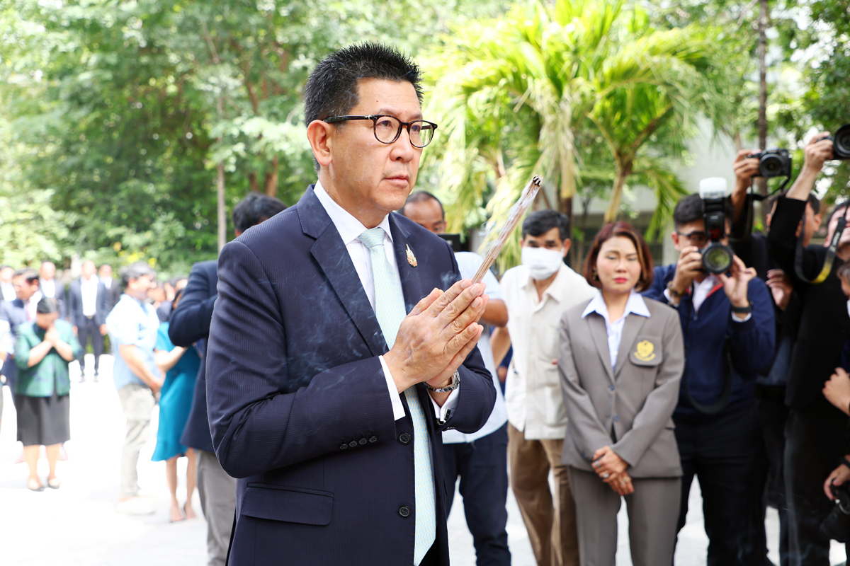รองนายกรัฐมนตรีและรัฐมนตรีว่าการกระทรวงการคลัง เข้าสักการะสิ่งศักดิ์สิทธิ์ประจำกระทรวงการคลัง