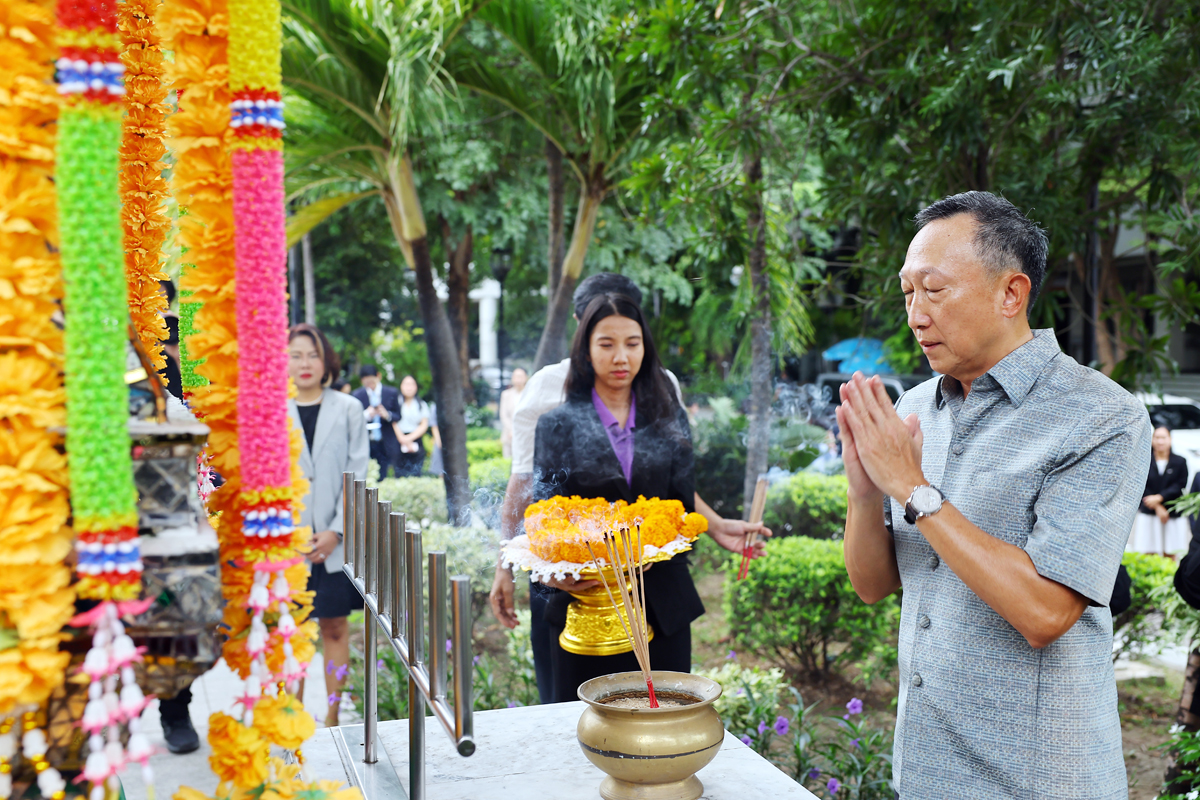 รมช.คลัง สักการะสิ่งศักดิ์สิทธิ์ประจำกระทรวงการคลัง เนื่องในโอกาสเข้ารับตำแหน่งใหม่