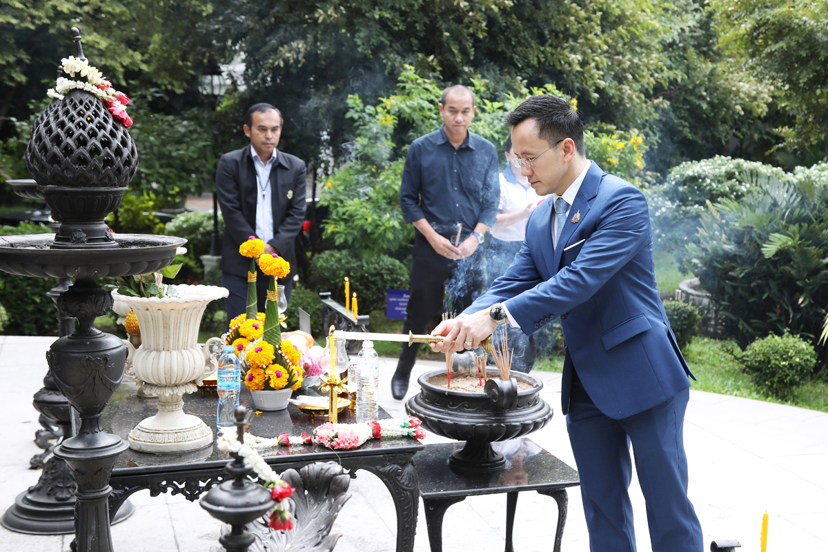 ผู้ตรวจราชการกระทรวงการคลัง สักการะสิ่งศักดิ์สิทธิ์ประจำกระทรวงการคลัง