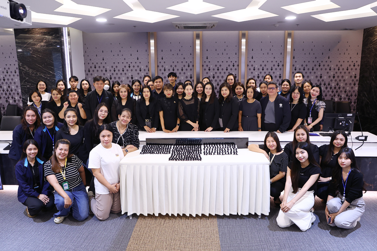 กระทรวงการคลัง ร่วมกิจกรรมจิตอาสา “ประดิษฐ์ริบบิ้นสีดำ” เพื่อถวายความอาลัยและน้อมรำลึกในพระมหากรุณาธิคุณสมเด็จพระนางเจ้าสิริกิติ์ พระบรมราชินีนาถ พระบรมราชชนนีพันปีหลวง