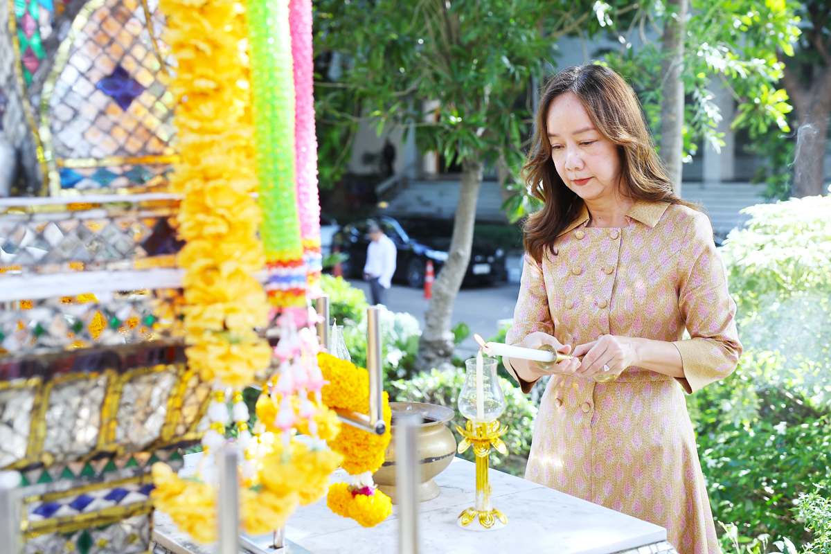 ผู้ตรวจราชการกระทรวงการคลัง สักการะสิ่งศักดิ์สิทธิ์ประจำกระทรวงการคลัง