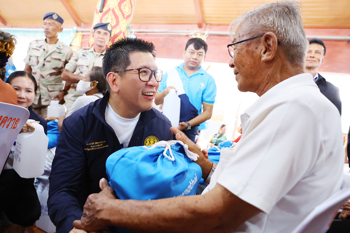 ตรวจเยี่ยมผู้ประสบความเดือดร้อน พร้อมมอบนโยบายโครงการคนละครึ่งพลัส แก่ร้านค้าและประชาชนในพื้นที่จังหวัดปทุมธานี