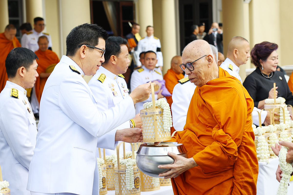 กระทรวงการคลัง ร่วมพิธีตักบาตร และการบำเพ็ญพระราชกุศลครบ 7 วัน แห่งการสวรรคต