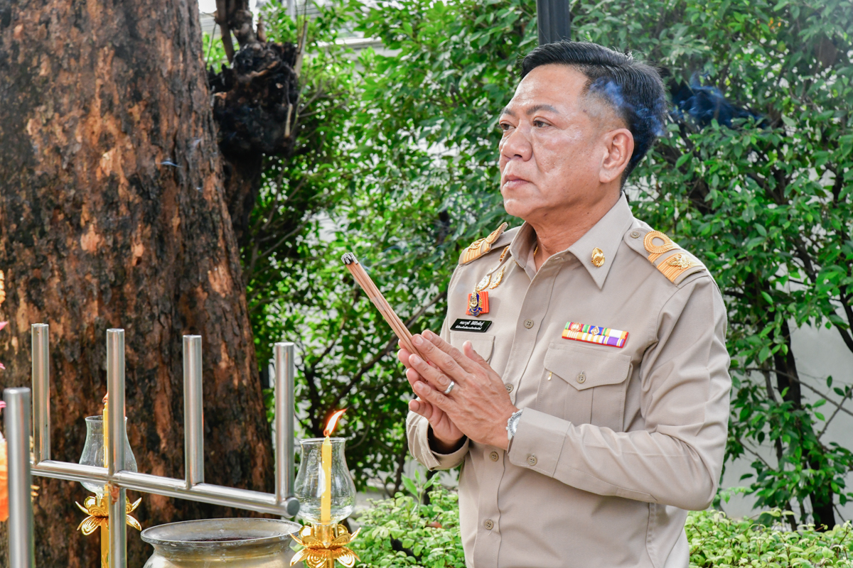 ผู้ตรวจราชการกระทรวงการคลัง สักการะสิ่งศักดิ์สิทธิ์ประจำกระทรวงการคลัง        