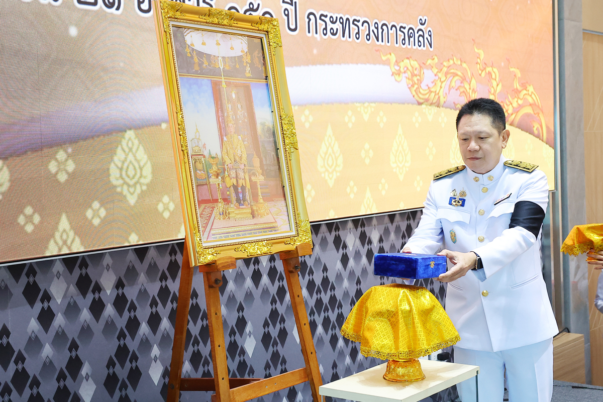 พิธีรับพระราชทานเครื่องราชอิสริยาภรณ์ ชั้นสายสะพาย เบื้องหน้าพระบรมฉายาลักษณ์พระบาทสมเด็จพระเจ้าอยู่หัว ประจำปี 2567