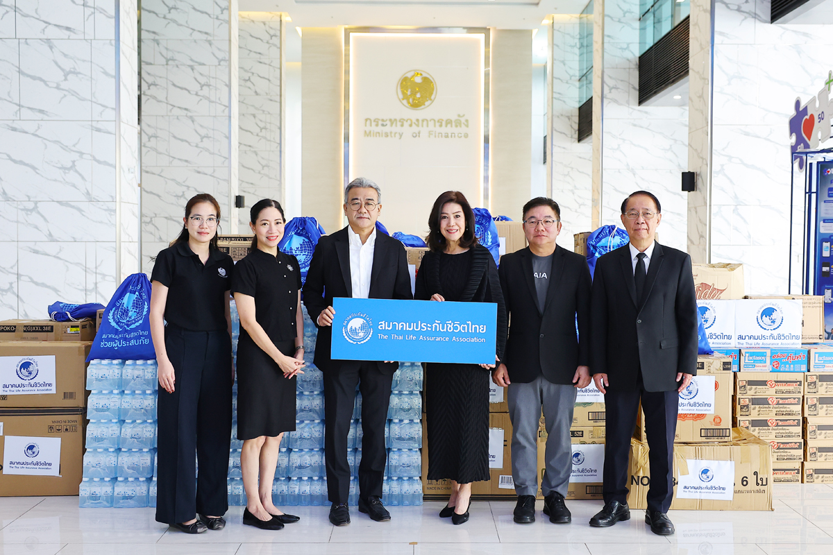 รองปลัดกระทรวงการคลัง รับมอบสิ่งของจำเป็นต่อการดำรงชีวิตประจำวันจากหน่วยงานภาคเอกชน