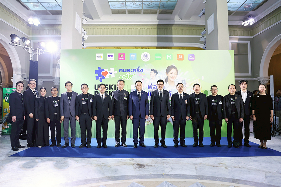 นายกฯ เยี่ยมชมบูธกิจกรรมประชาสัมพันธ์โครงการพัฒนาความรู้ทักษะหรือทักษะเรียนรู้ใหม่