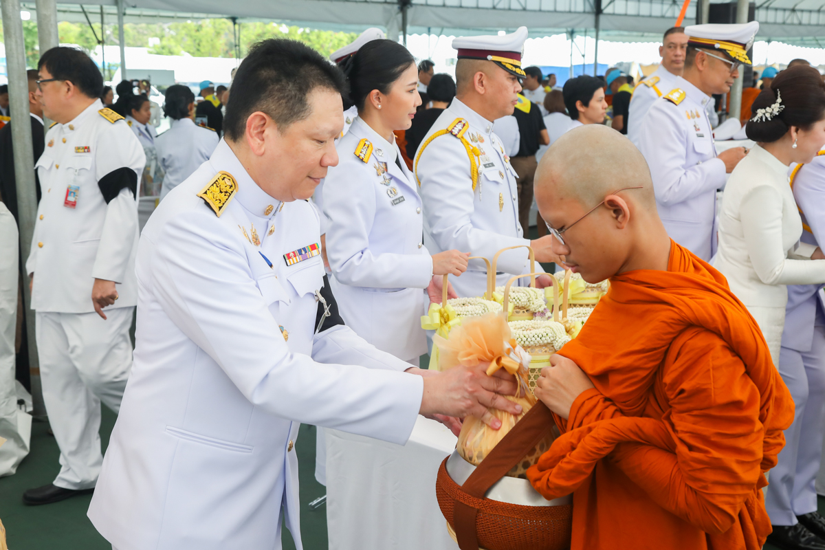 กระทรวงการคลัง ร่วมพิธีเจริญพระพุทธมนต์และพิธีทำบุญตักบาตรถวายพระราชกุศล เนื่องในวันคล้ายวันพระบรมราชสมภพ พระบาทสมเด็จพระบรมชนกาธิเบศร มหาภูมิพลอดุลยเดชมหาราช บรมนาถบพิตร วันชาติ และวันพ่อแห่งชาติ 5 ธันวาคม 2568