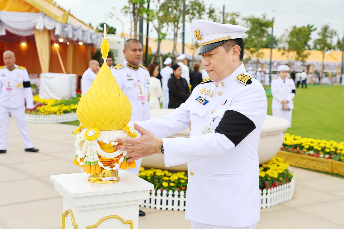 กระทรวงการคลัง ร่วมพิธีวางพานพุ่มดอกไม้ถวายราชสักการะเนื่องในวันคล้ายวันพระบรมราชสมภพพระบาทสมเด็จพระบรมชนกาธิเบศร มหาภูมิพลอดุลยเดชมหาราช บรมนาถบพิตร วันชาติ และวันพ่อแห่งชาติ