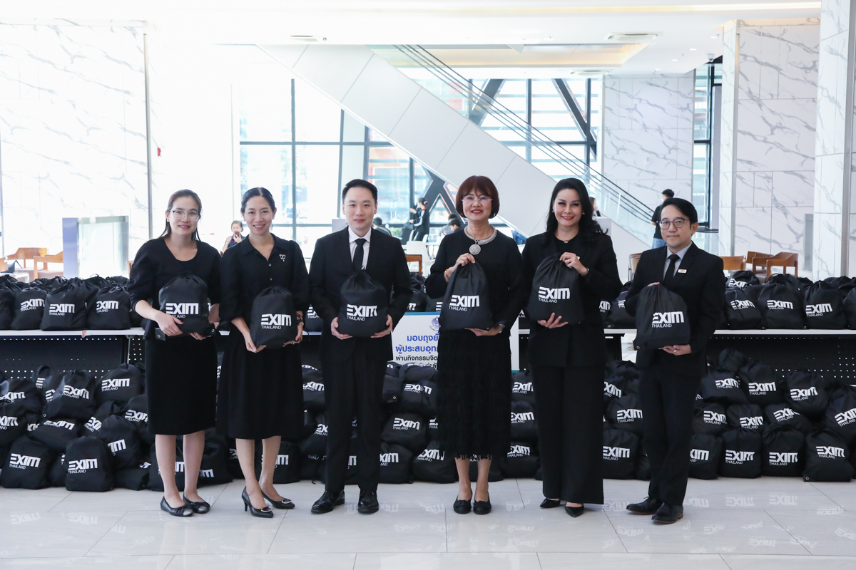 รองปลัดกระทรวงการคลัง รับมอบสิ่งของที่จำเป็นต่อการดำรงชีวิตประจำวันจาก ธนาคารเพื่อการส่งออกและนำเข้าแห่งประเทศไทย (Exim bank)