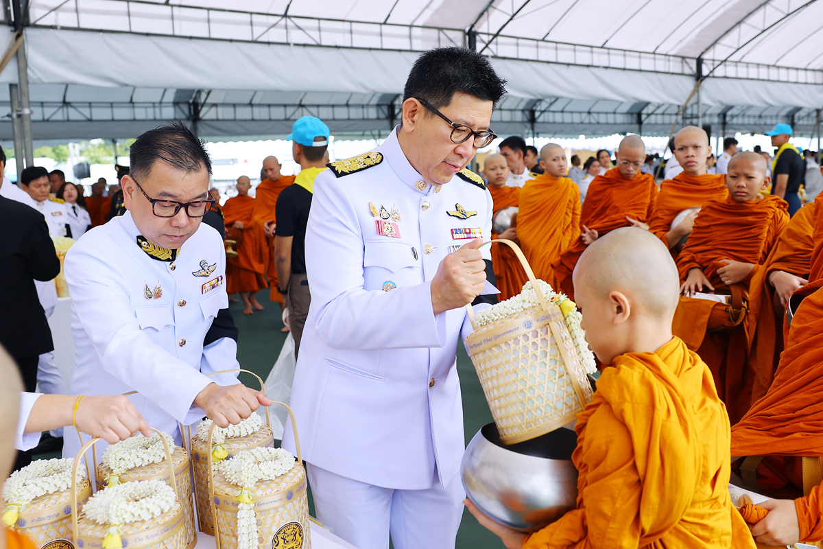 กระทรวงการคลัง ร่วมพิธีเจริญพระพุทธมนต์และทำบุญตักบาตรถวายพระราชกุศล เนื่องในวันคล้ายวันพระบรมราชสมภพพระบาทสมเด็จพระบรมชนกาธิเบศร มหาภูมิพลอดุลยเดชมหาราช บรมนาถบพิตร วันชาติ และวันพ่อแห่งชาติ
