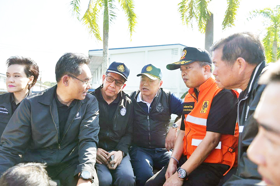ลงพื้นที่เยี่ยมเยียนพร้อมมอบสิ่งของบรรเทาทุกข์ประชาชนที่ได้รับผลกระทบในพื้นที่ประสบอุทกภัย