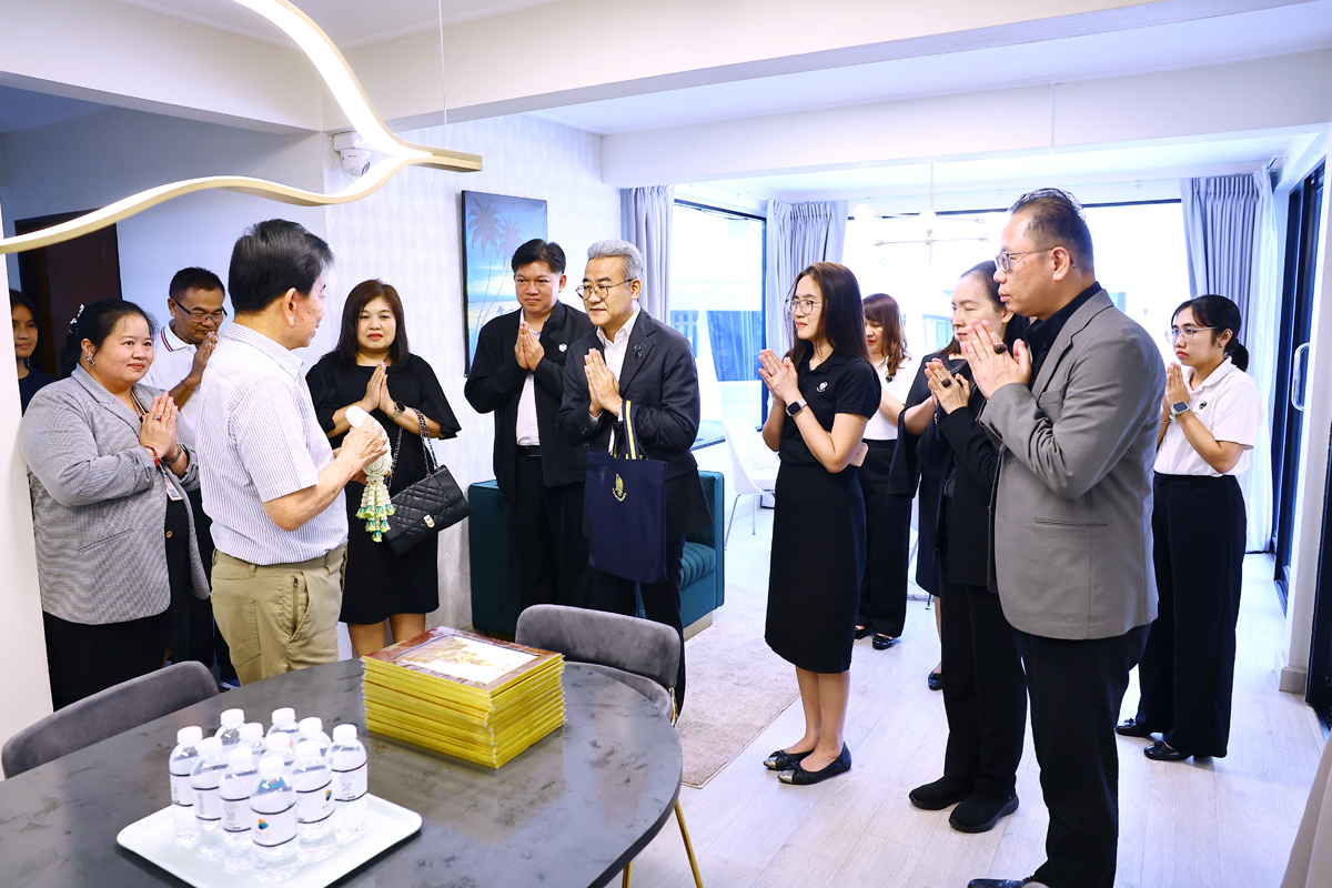 รองปลัดกระทรวงการคลัง ด้านบริหาร เข้าพบ นายสมใจนึก เองตระกูล อดีตปลัดกระทรวงการคลัง