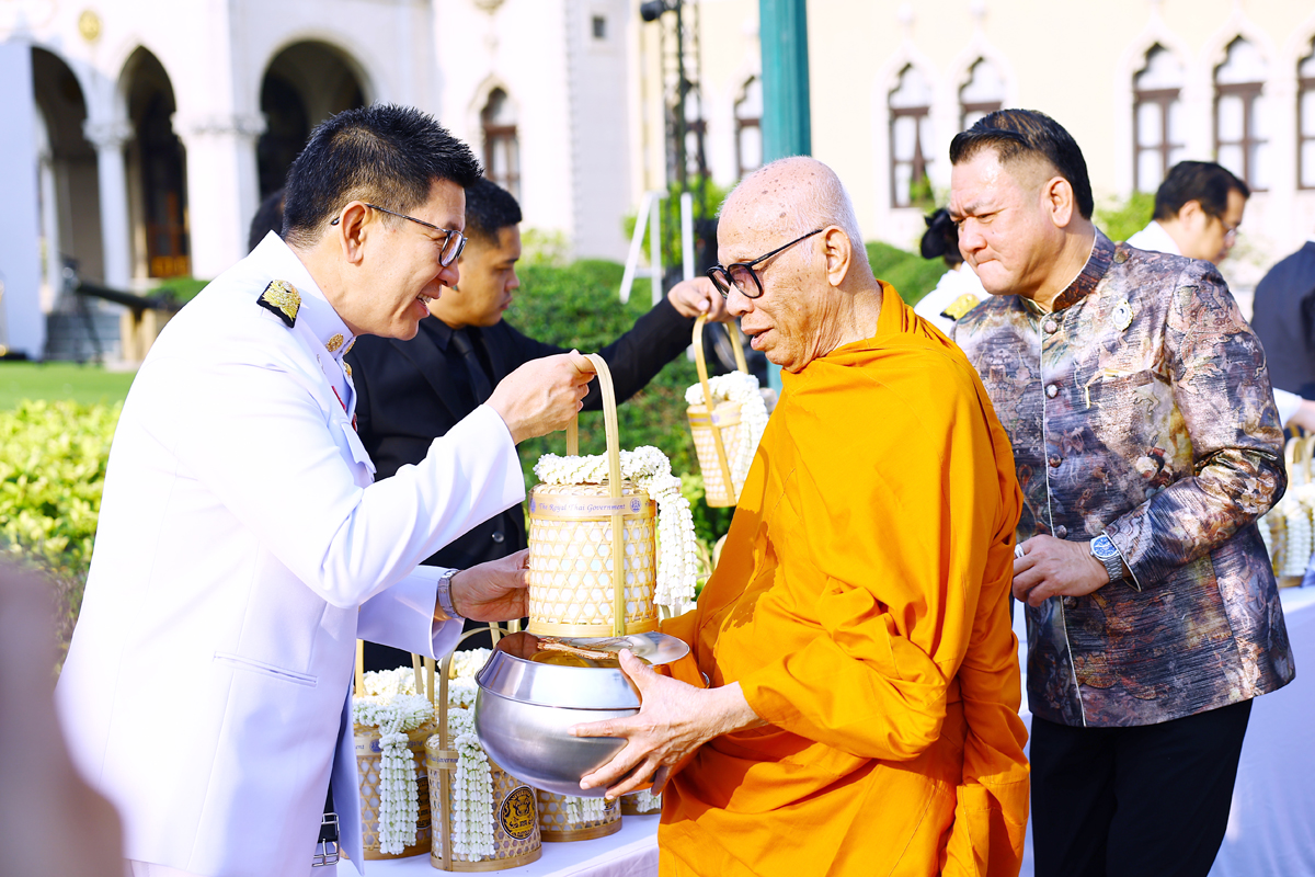 รมว.คลัง ร่วมพิธีบำเพ็ญกุศลและทำบุญตักบาตรถวายสมเด็จพระนางเจ้าสิริกิติ์ พระบรมราชินีนาถ พระบรมราชชนนีพันปีหลวง