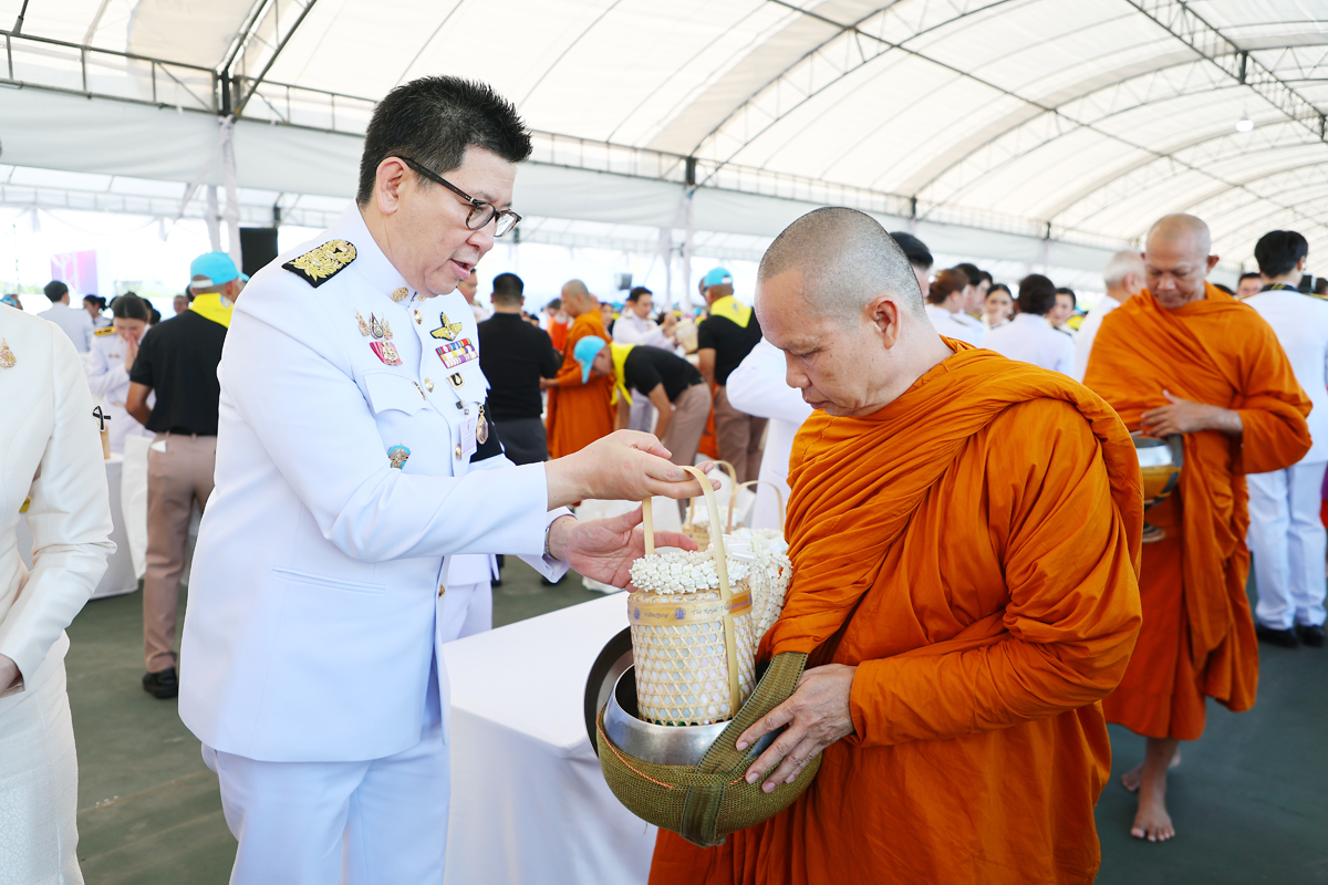 กระทรวงการคลัง ร่วมพิธีเจริญพระพุทธมนต์และทำบุญตักบาตร เนื่องในวันเฉลิมพระชนมพรรษา 3 มิถุนายน 2569