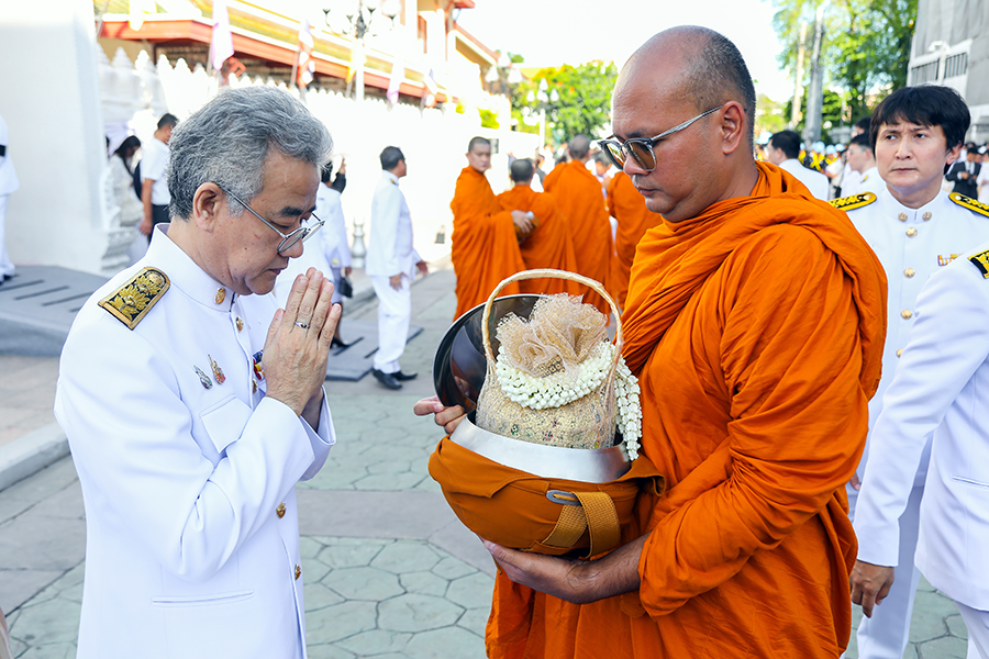 ร่วมพิธีเจริญพระพุทธมนต์ และทำบุญตักบาตรถวายเป็นพระกุศลสมเด็จพระสังฆราช