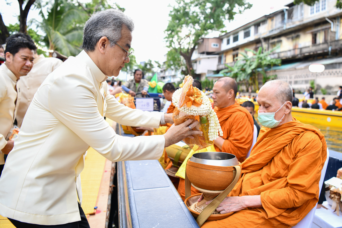 พิธีตักบาตร ถวายเป็นพระราชกุศลแด่พระบาทสมเด็จพระเจ้าอยู่หัว กิจกรรมการพัฒนาคุณภาพคุณภาพชีวิตประชาชนริมคลองเกาะรัตนโกสินทร์และคนไร้ที่พึ่ง “ สายน้ำแห่งชีวิต ใต้ร่มพระบารมี สืบสานวิถีรัตนโกสินทร์”