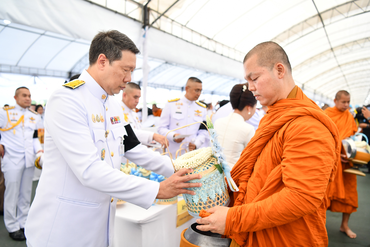 รองปลัดกระทรวงการคลังร่วมพิธีทำบุญตักบาตรเพื่อถวายพระราชกุศล เนื่องในวันคล้ายวันพระราชสมภพ พระบรมราชชนนีพันปีหลวง และวันแม่แห่งชาติ