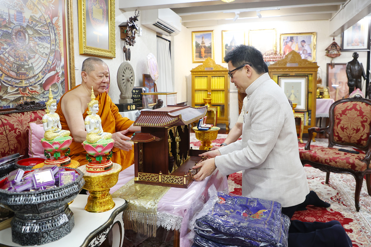 กระทรวงการคลัง นำถวายพระคลัง ในพระคลังมหาสมบัติ ลอยองค์ และเหรียญที่ระลึก